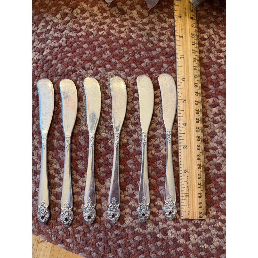 Set of 6 Oneida Silver Damask
Rose Solid Handle Butter Spreaders